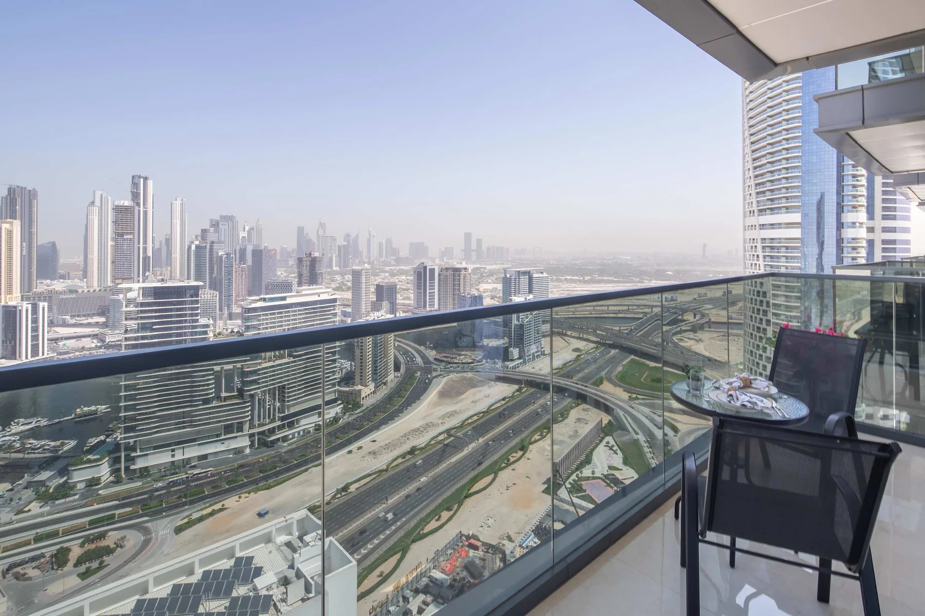 Un balcón ofrece vistas del horizonte urbano y de carreteras.