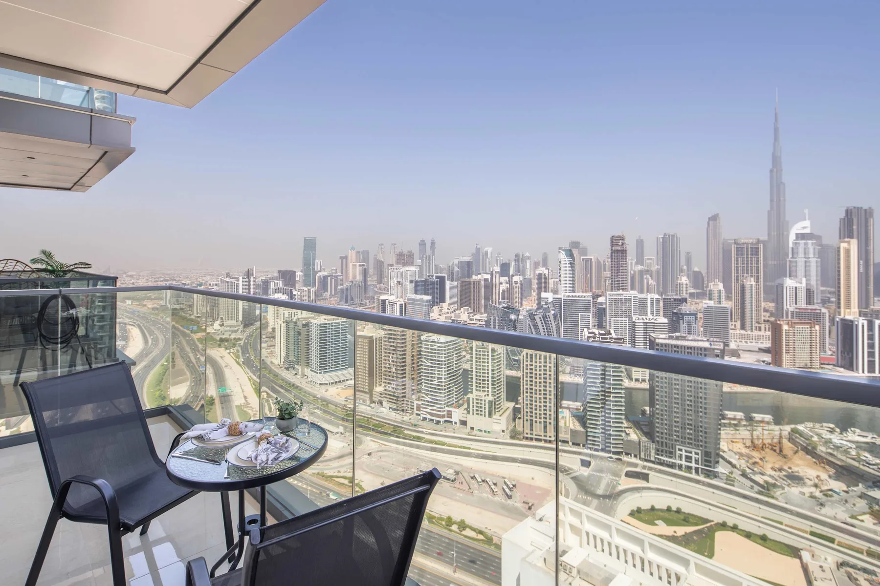 Balcón con vistas al Burj Khalifa y al canal