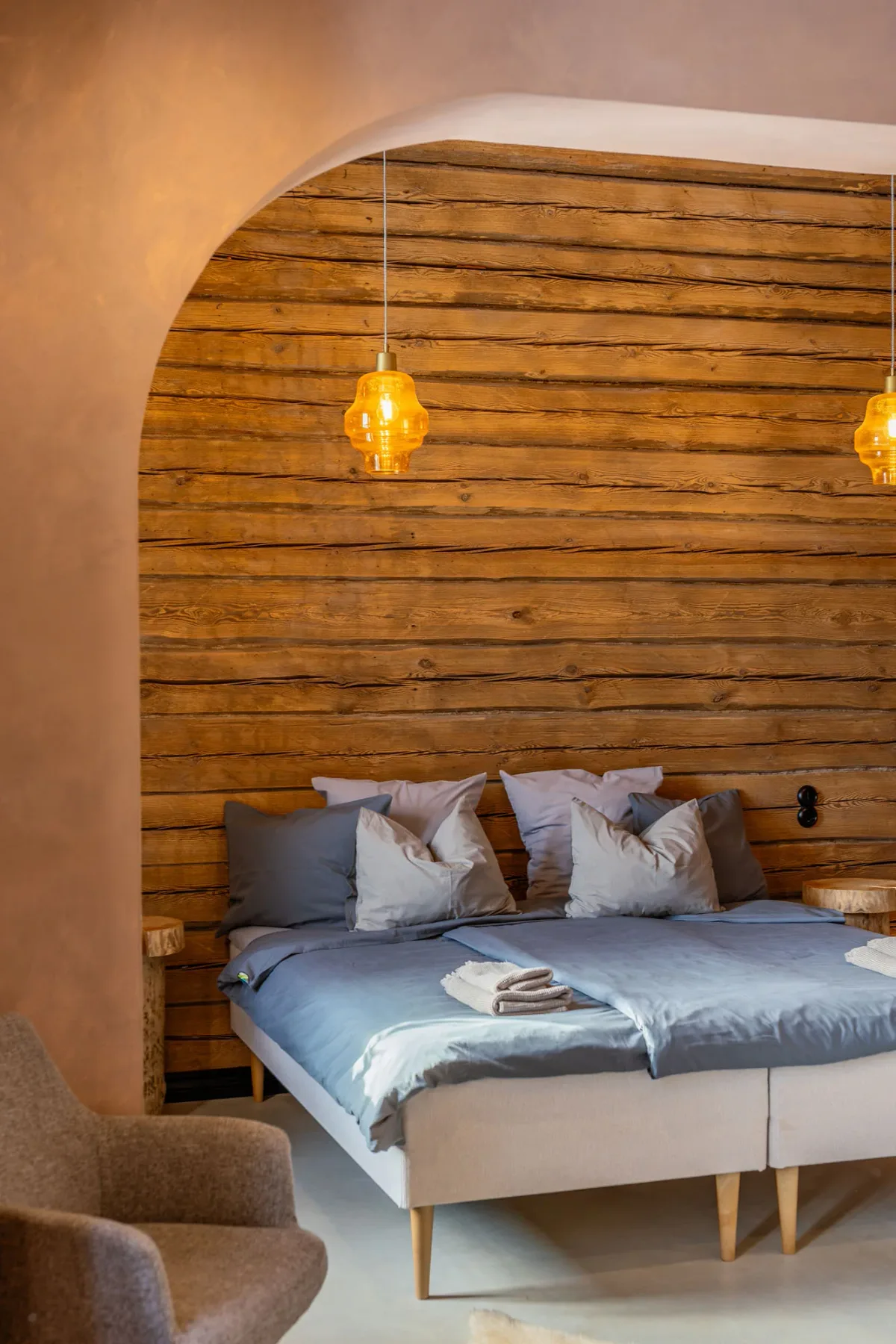 Interior de hotel boutique con detalles de madera