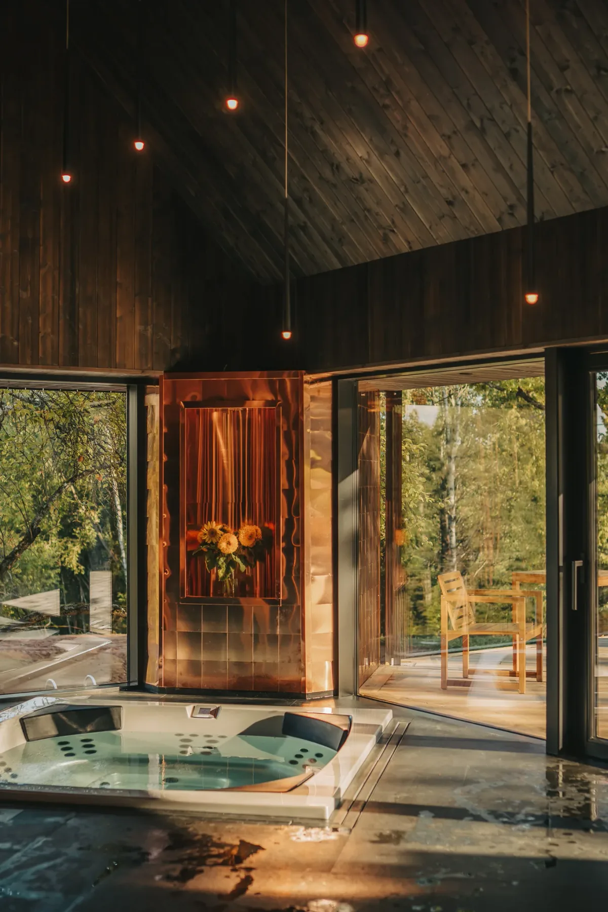 Interior del spa con bañera de hidromasaje