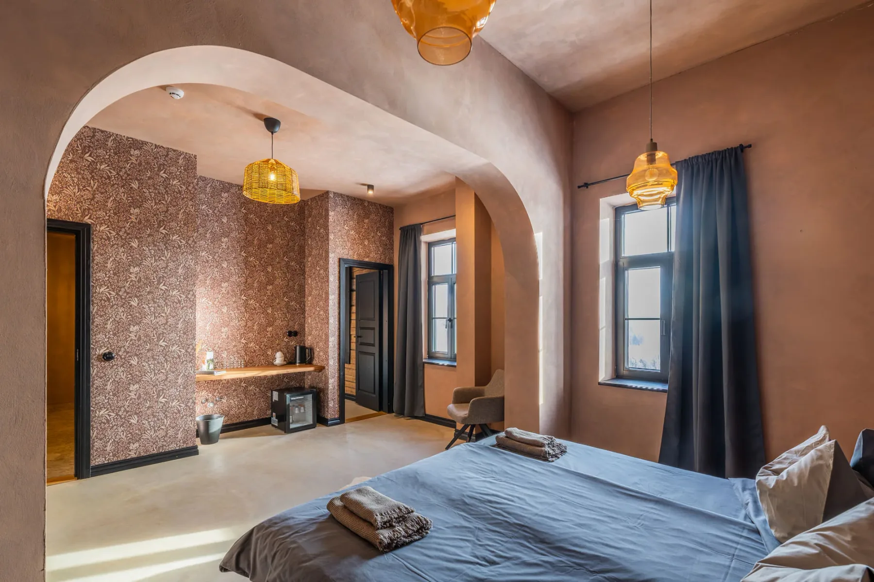 Habitación con luz natural y textiles en las ventanas