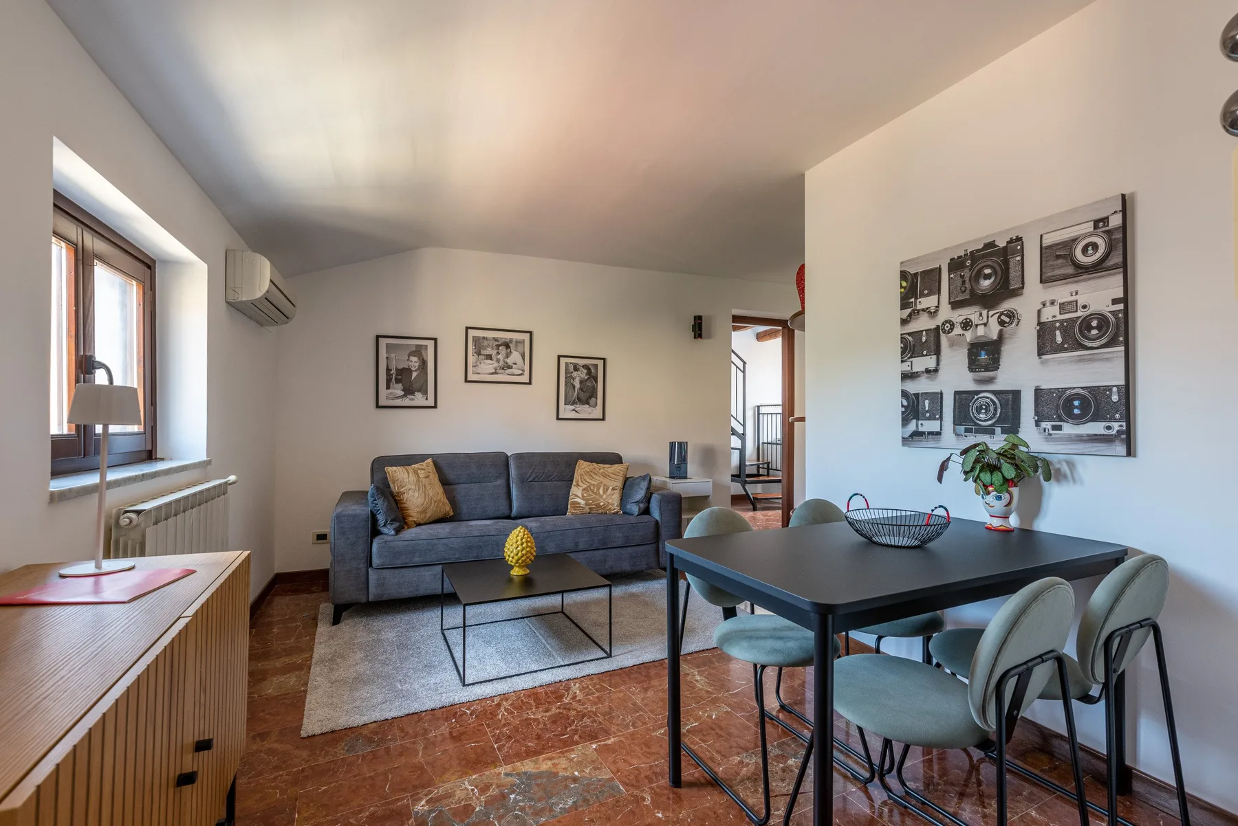 Una sala de estar con un sofá y una mesa de comedor.