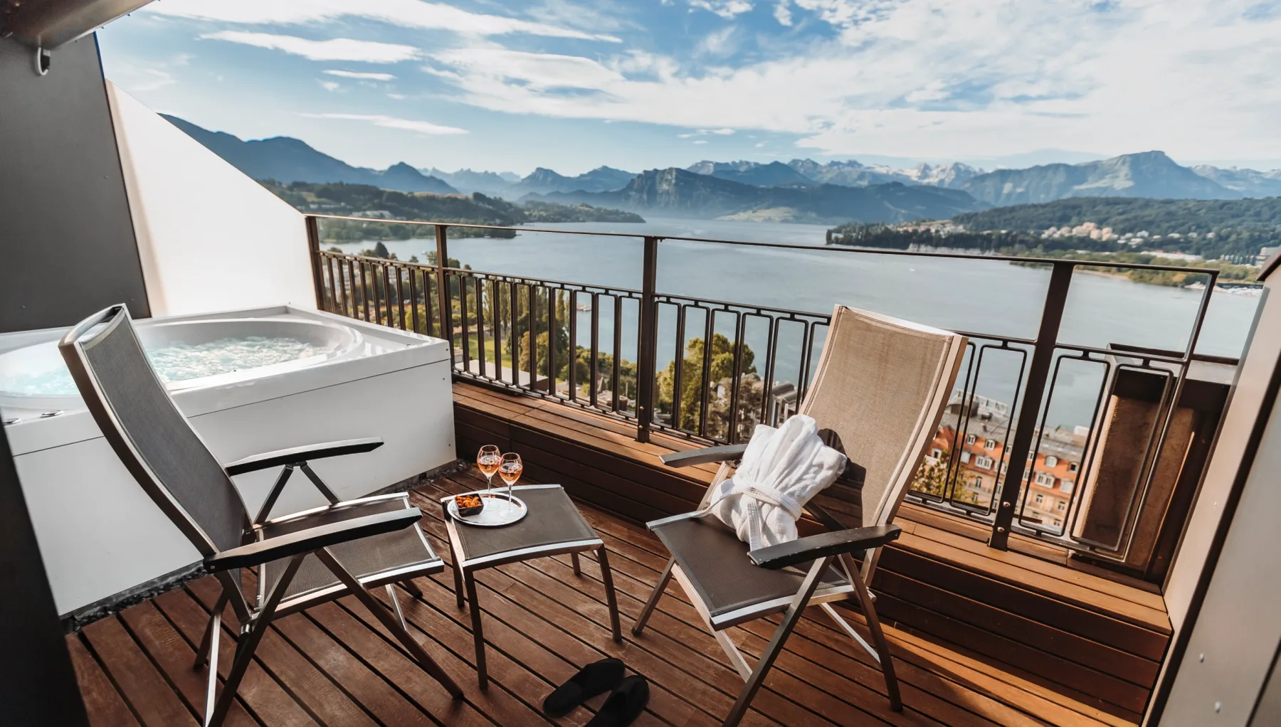 Suite con spa en el ático, del lado del lago