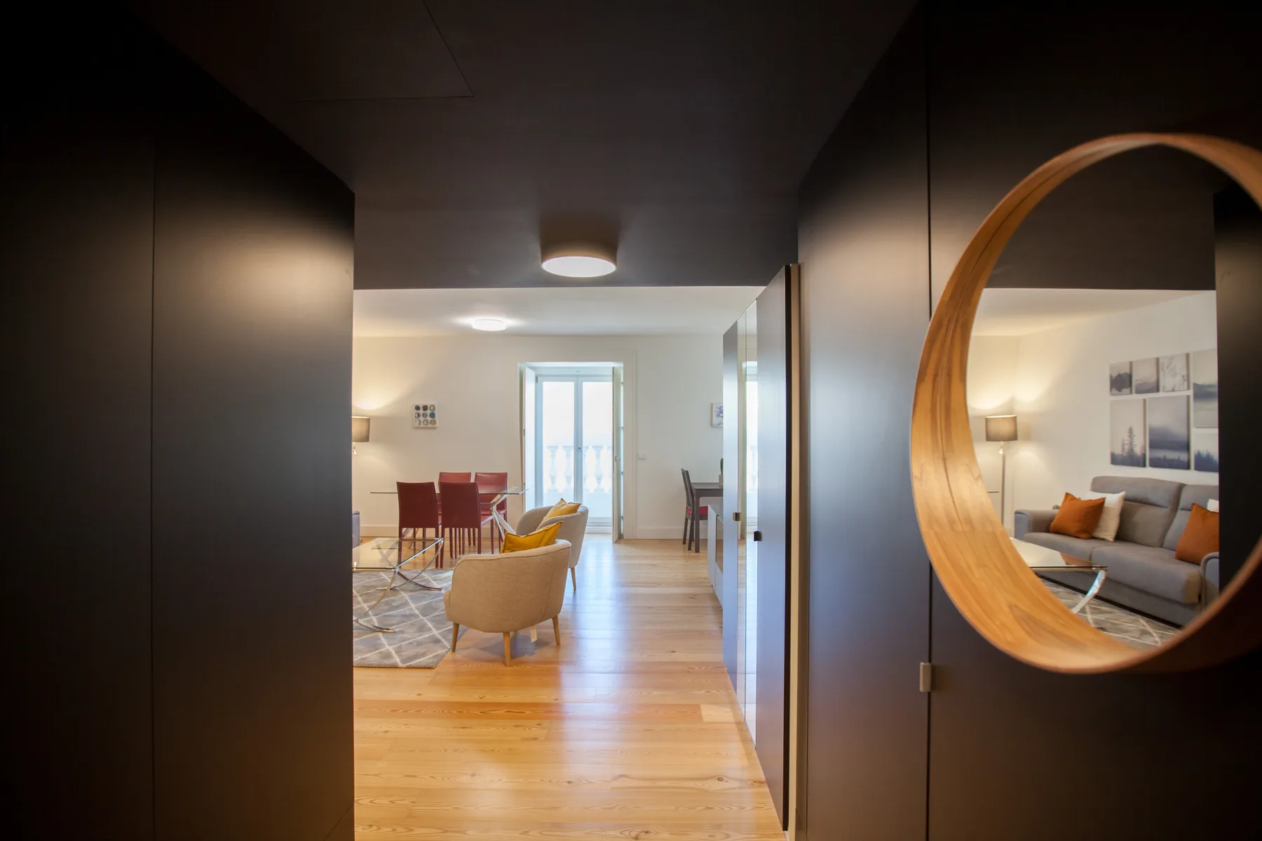 Una sala-comedor abierta con asientos y una mesa.