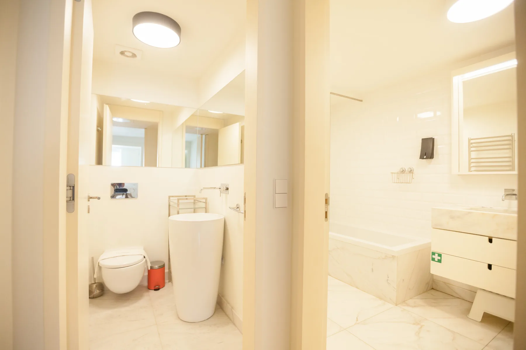 Un baño luminoso con un inodoro y una bañera.