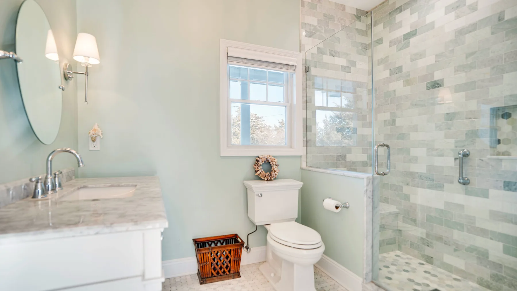 Un baño con lavabo, inodoro y ducha de vidrio.