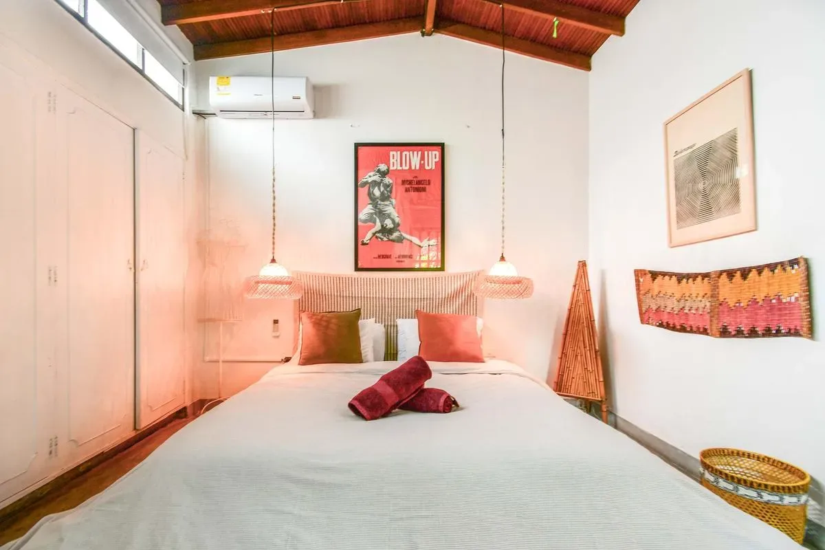 Bright Colonial 5BR House with Balcony