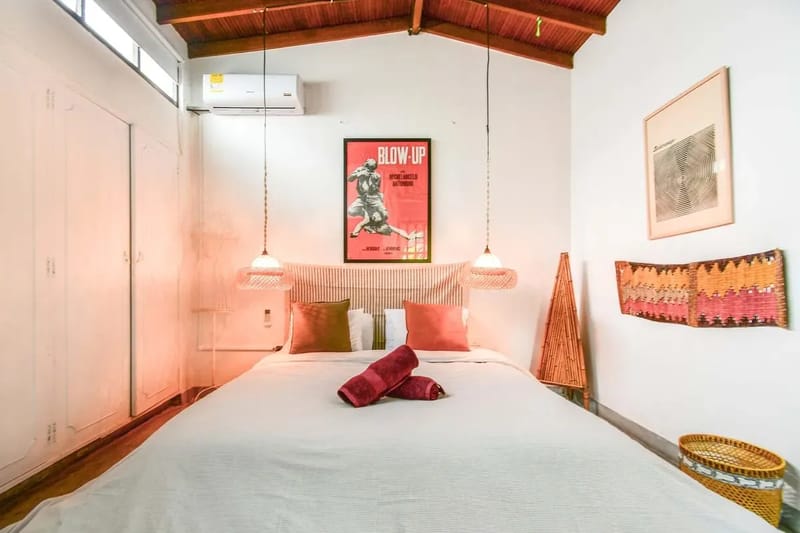 Bright Colonial 5BR House with Balcony