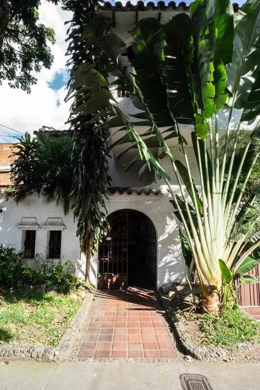 Bright Colonial 5BR House with Balcony