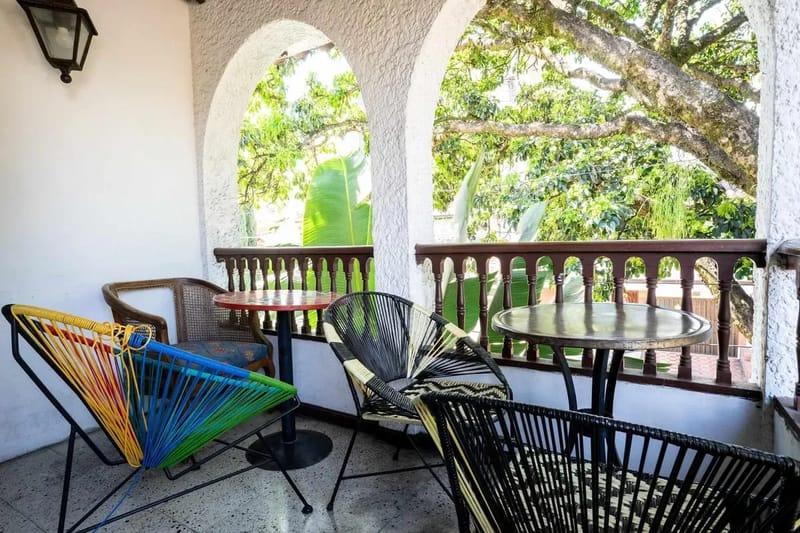 Bright Colonial 5BR House with Balcony