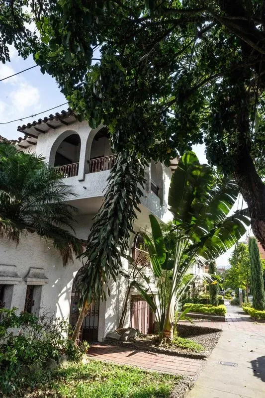 Bright Colonial 5BR House with Balcony