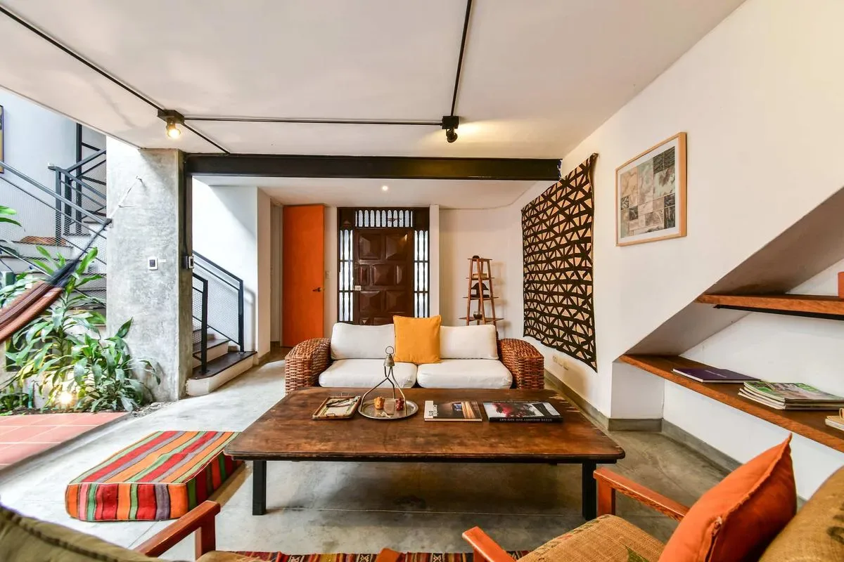 Bright Colonial 5BR House with Balcony