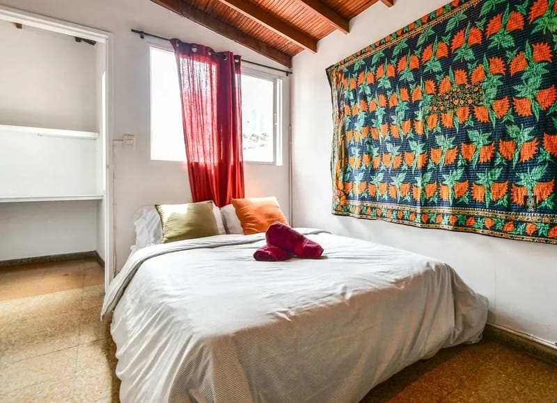 Bright Colonial 5BR House with Balcony