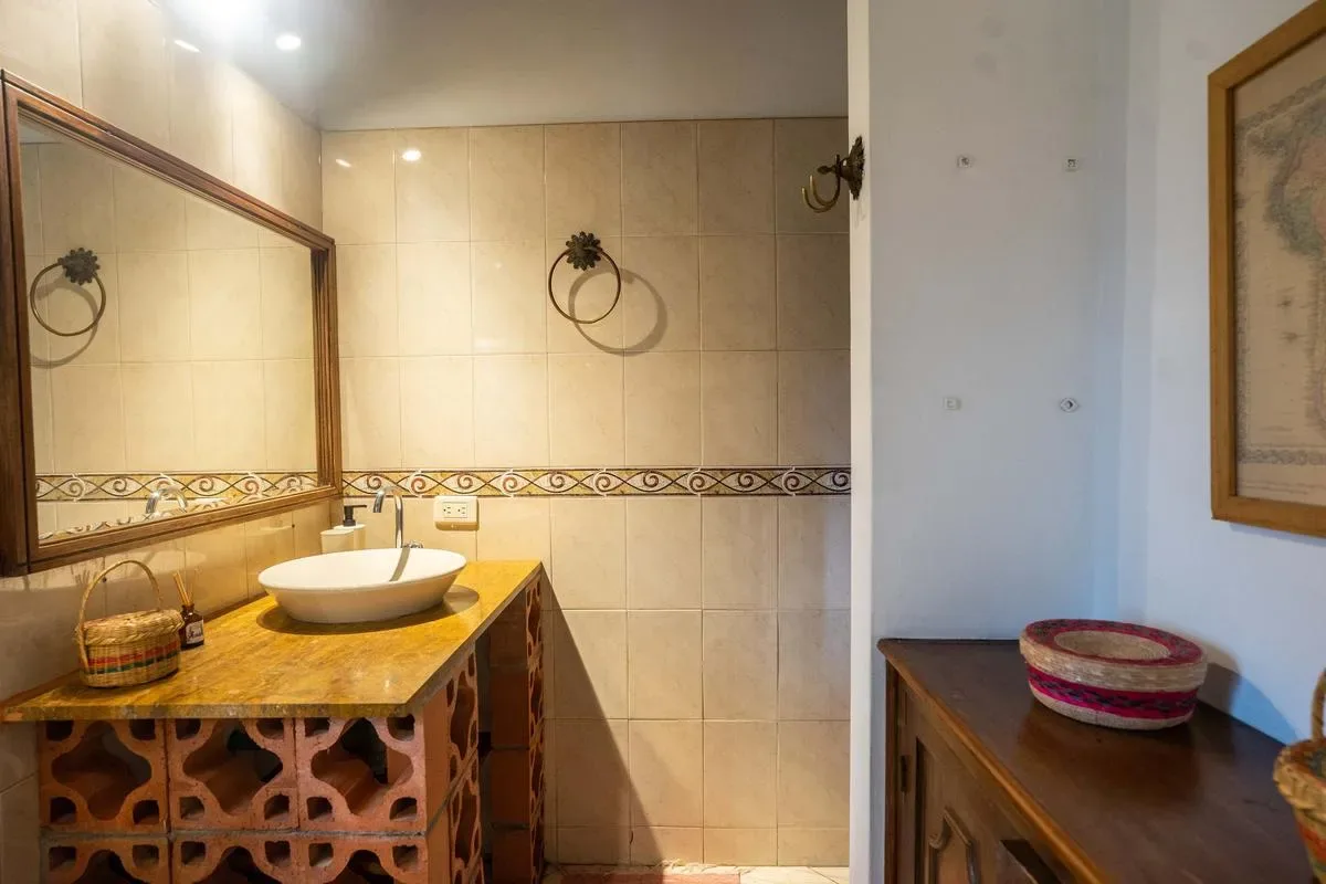 Bright Colonial 5BR House with Balcony