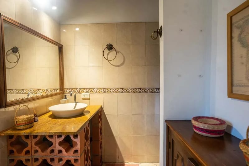 Bright Colonial 5BR House with Balcony