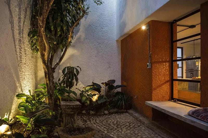 Bright Colonial 5BR House with Balcony