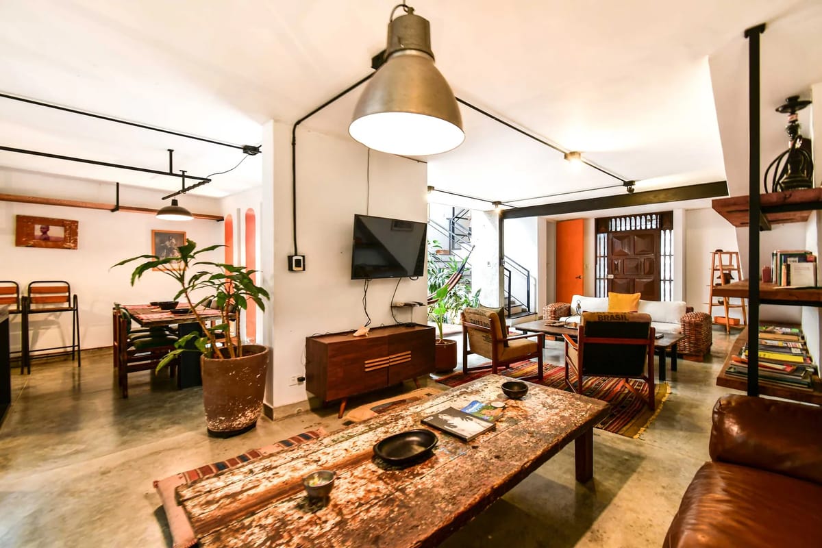 Bright Colonial 5BR House with Balcony