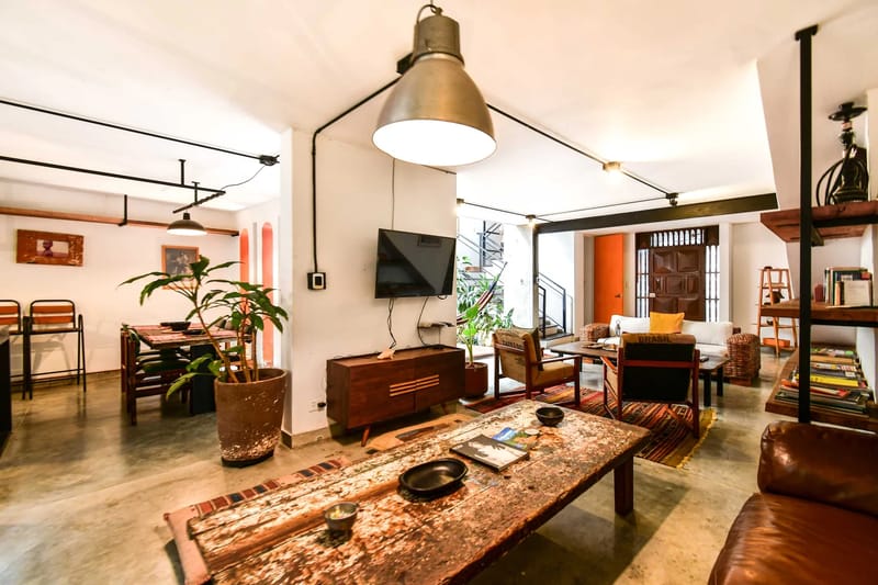 Bright Colonial 5BR House with Balcony