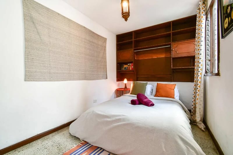 Bright Colonial 5BR House with Balcony