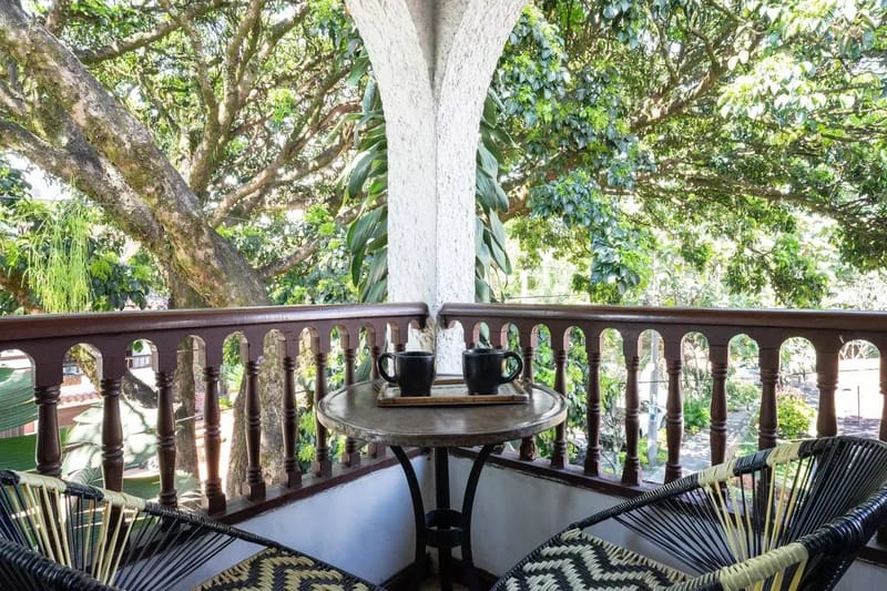 Bright Colonial 5BR House with Balcony