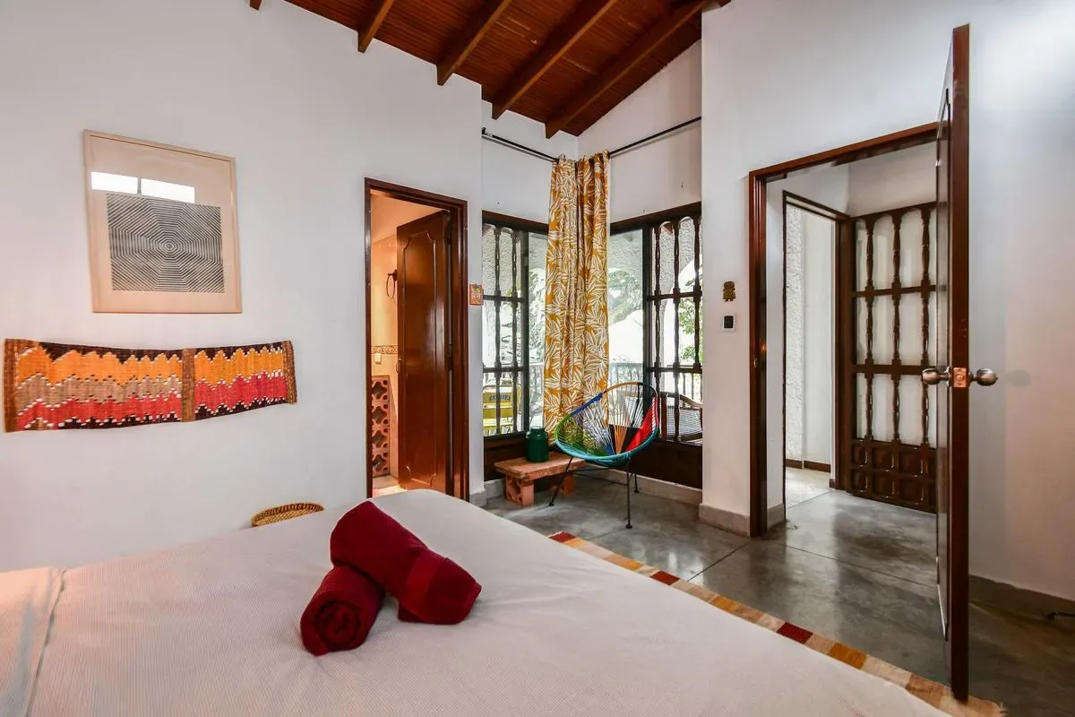 Bright Colonial 5BR House with Balcony