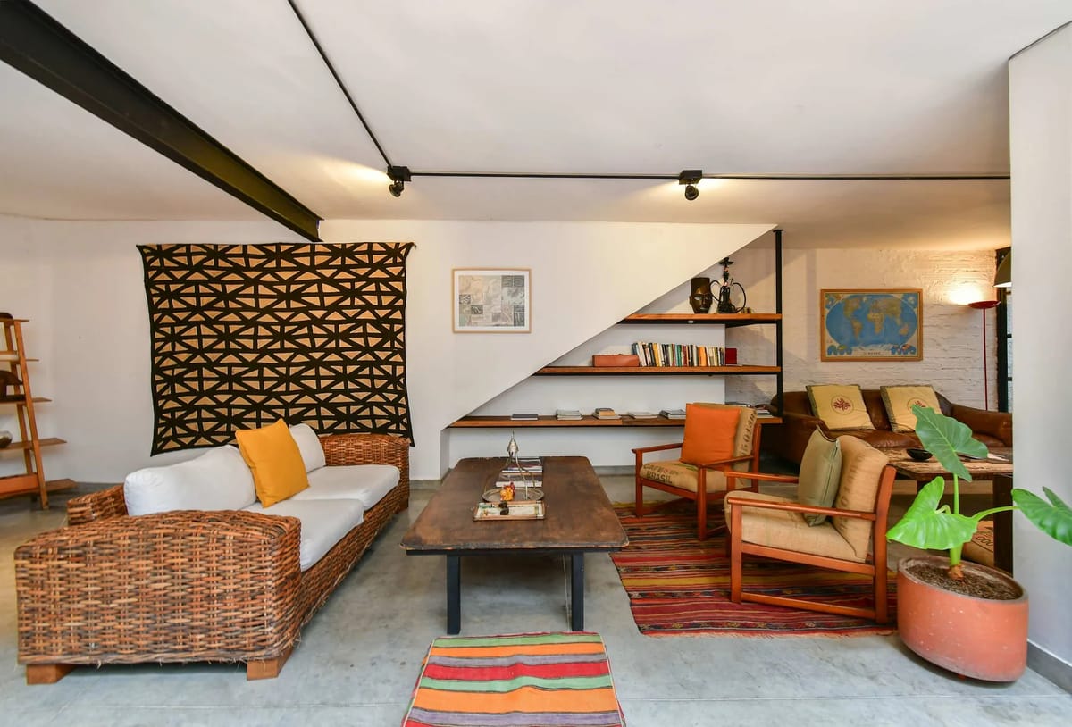 Bright Colonial 5BR House with Balcony