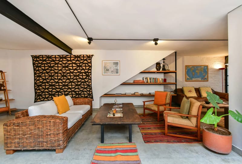 Bright Colonial 5BR House with Balcony