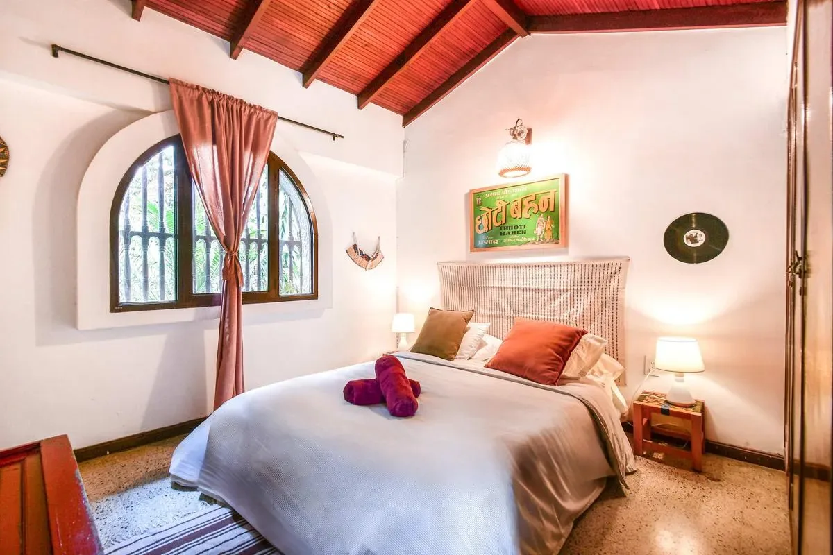 Bright Colonial 5BR House with Balcony