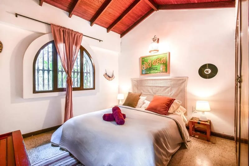 Bright Colonial 5BR House with Balcony