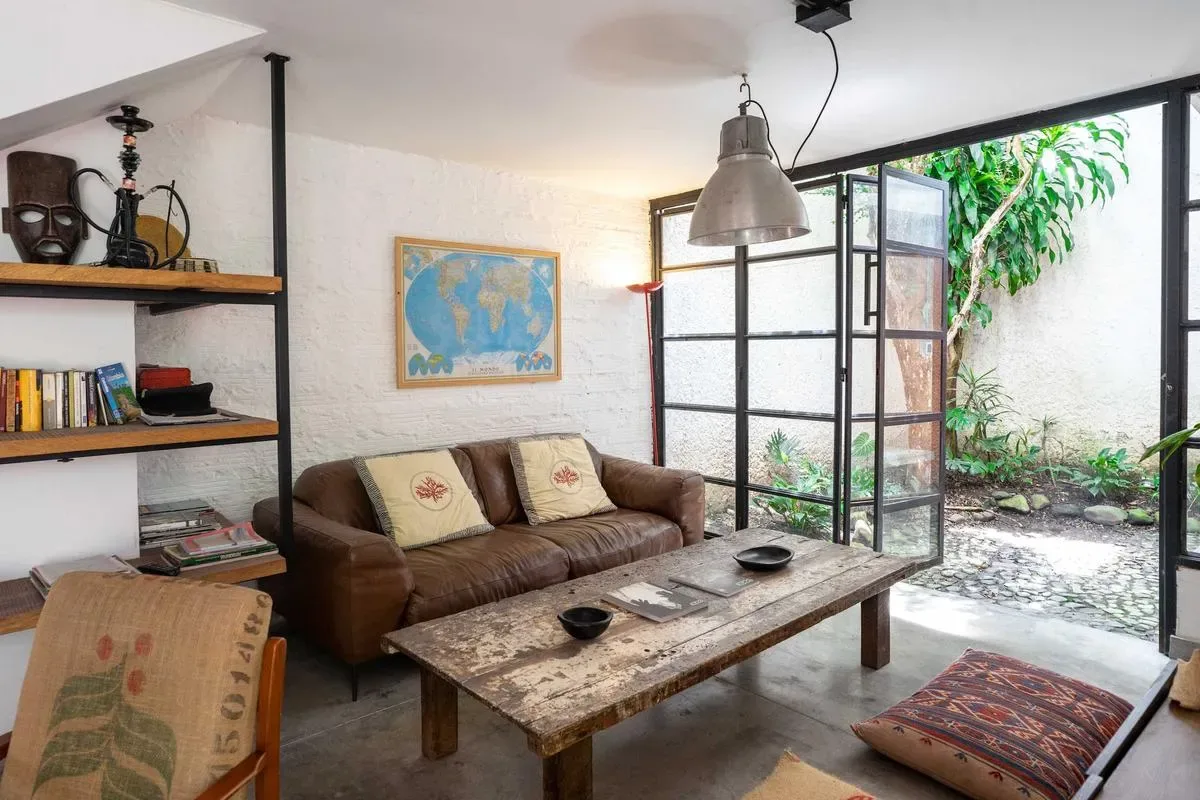Bright Colonial 5BR House with Balcony
