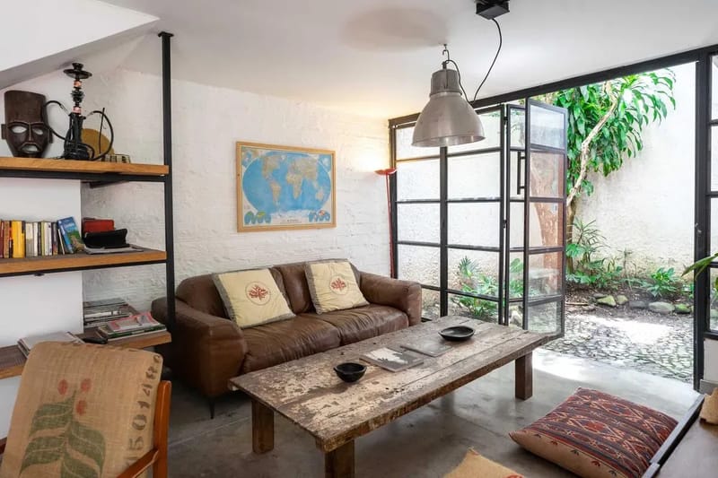 Bright Colonial 5BR House with Balcony