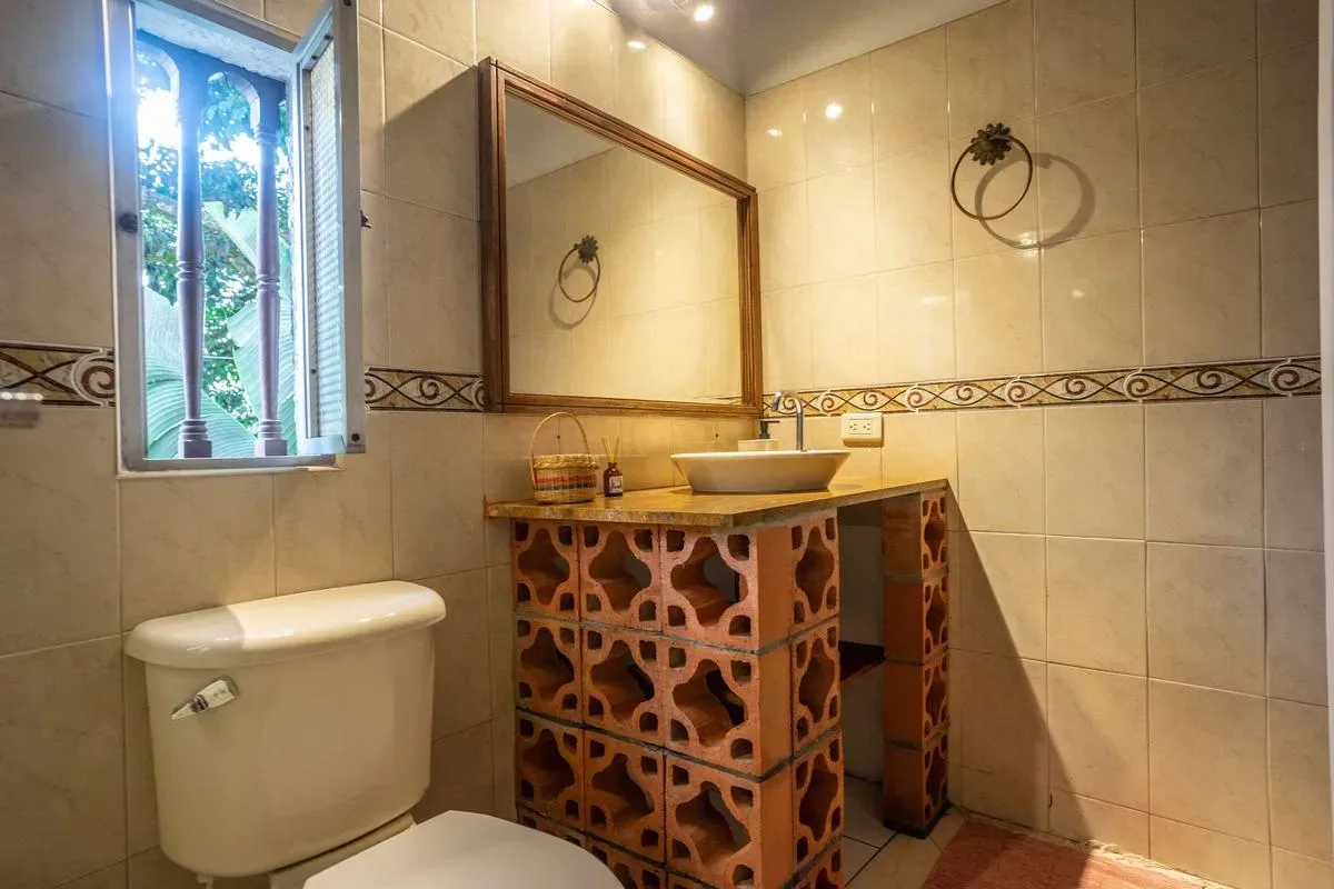 Bright Colonial 5BR House with Balcony