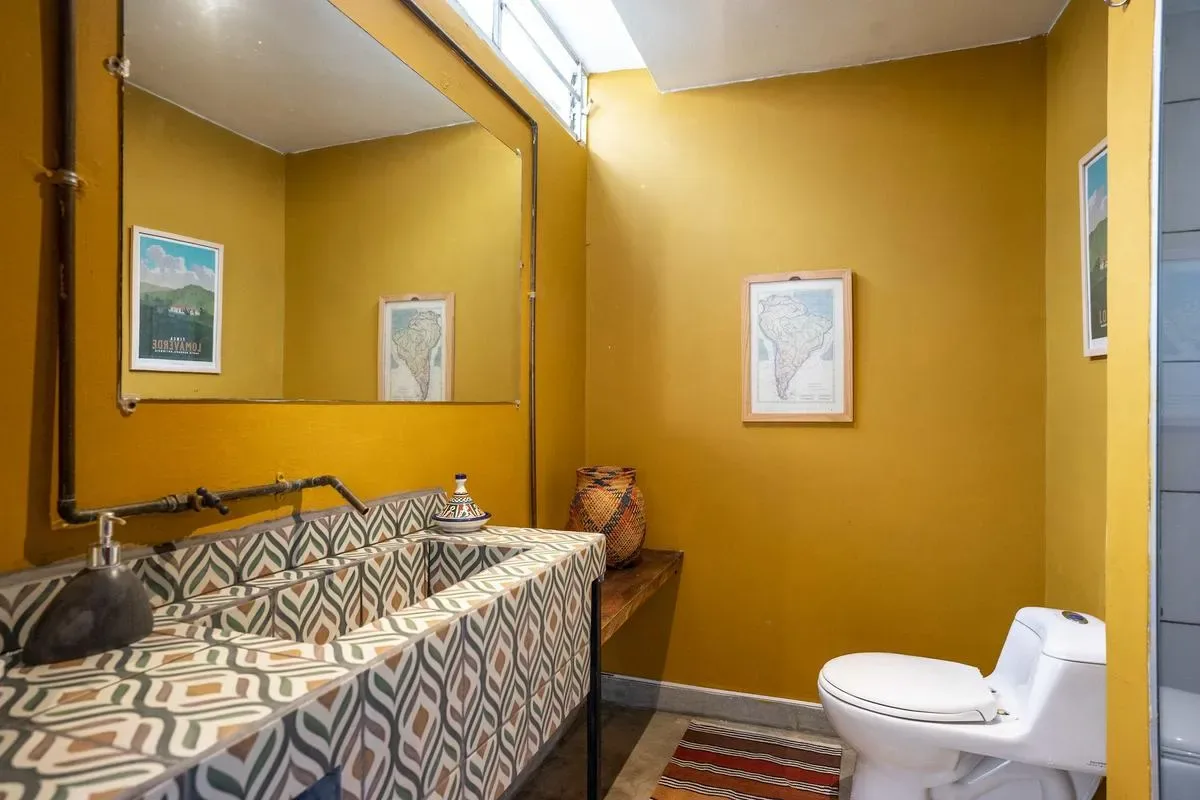 Bright Colonial 5BR House with Balcony