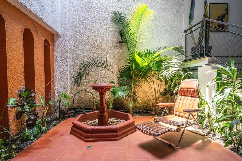 Bright Colonial 5BR House with Balcony