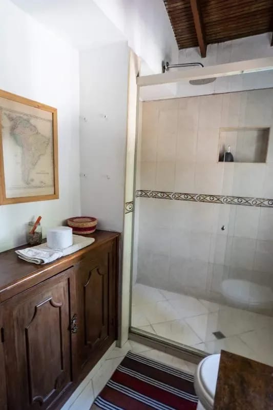 Bright Colonial 5BR House with Balcony