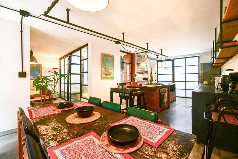Bright Colonial 5BR House with Balcony