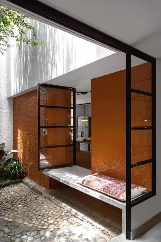 Bright Colonial 5BR House with Balcony