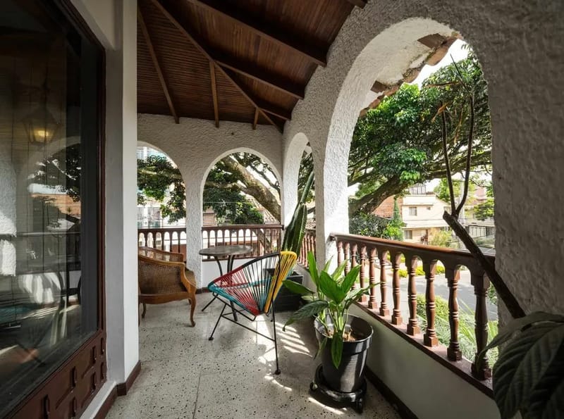 Bright Colonial 5BR House with Balcony