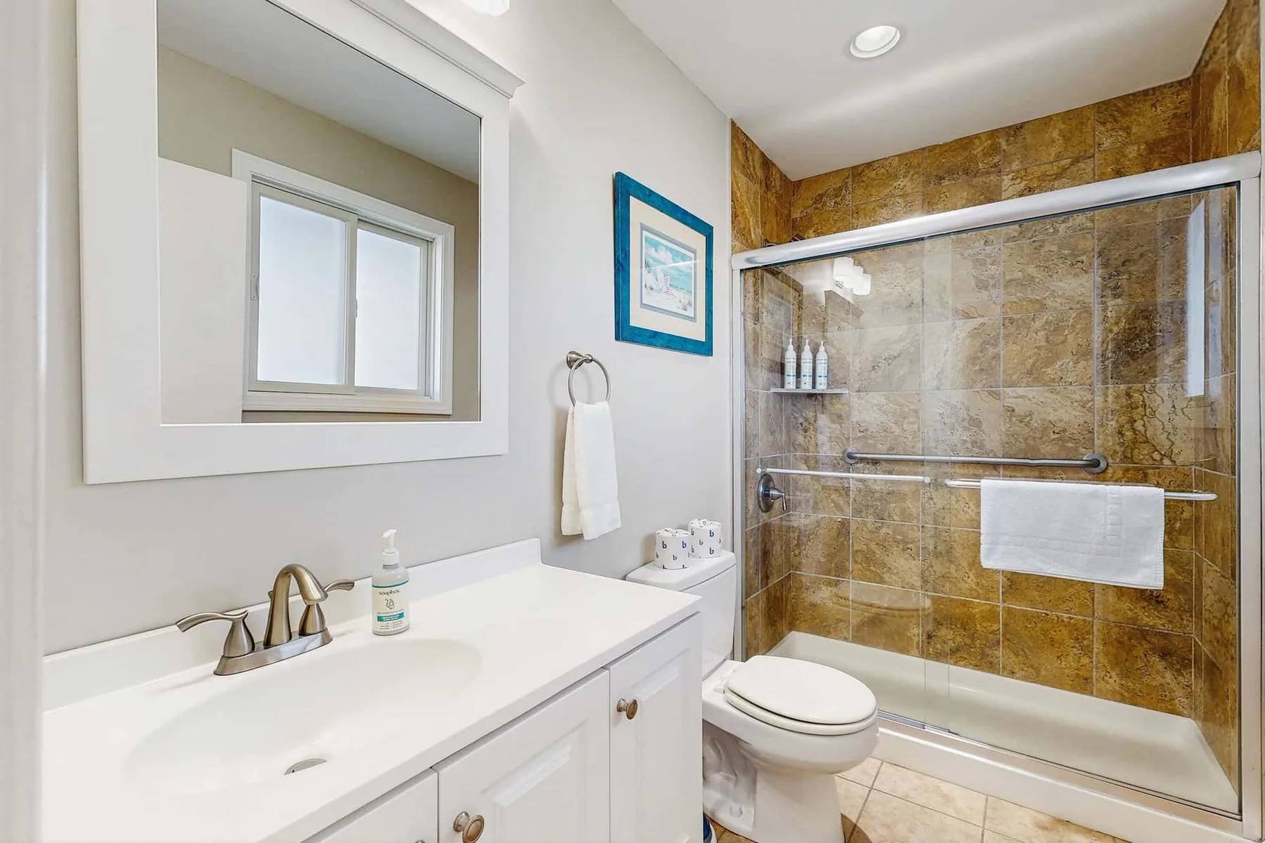 Un lavabo y un inodoro están junto a una ducha con azulejos.