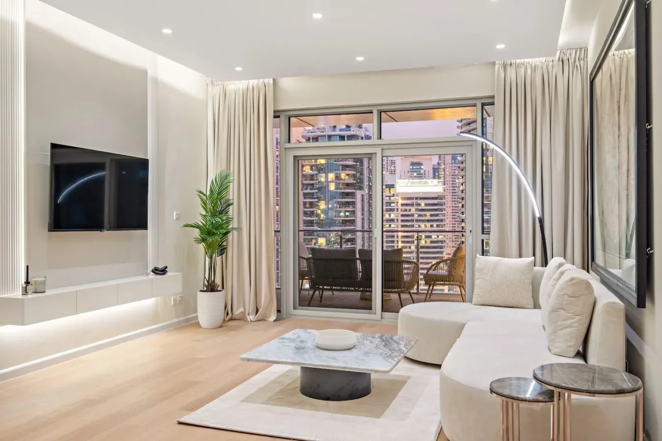 Una sala luminosa con una ventana amplia, asientos y una mesa de centro baja.