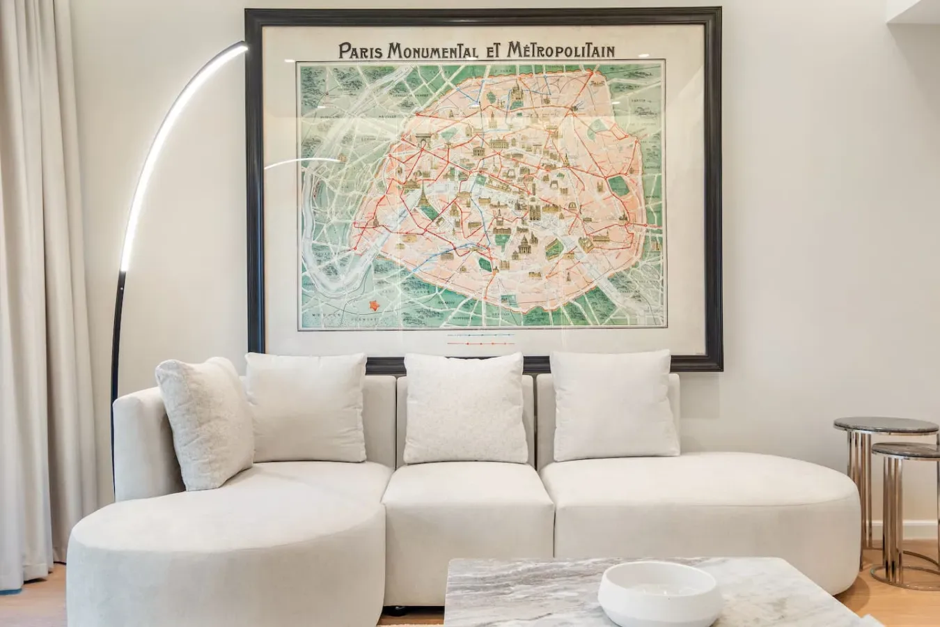 Una sala luminosa con asientos blancos y un mapa enmarcado en la pared.