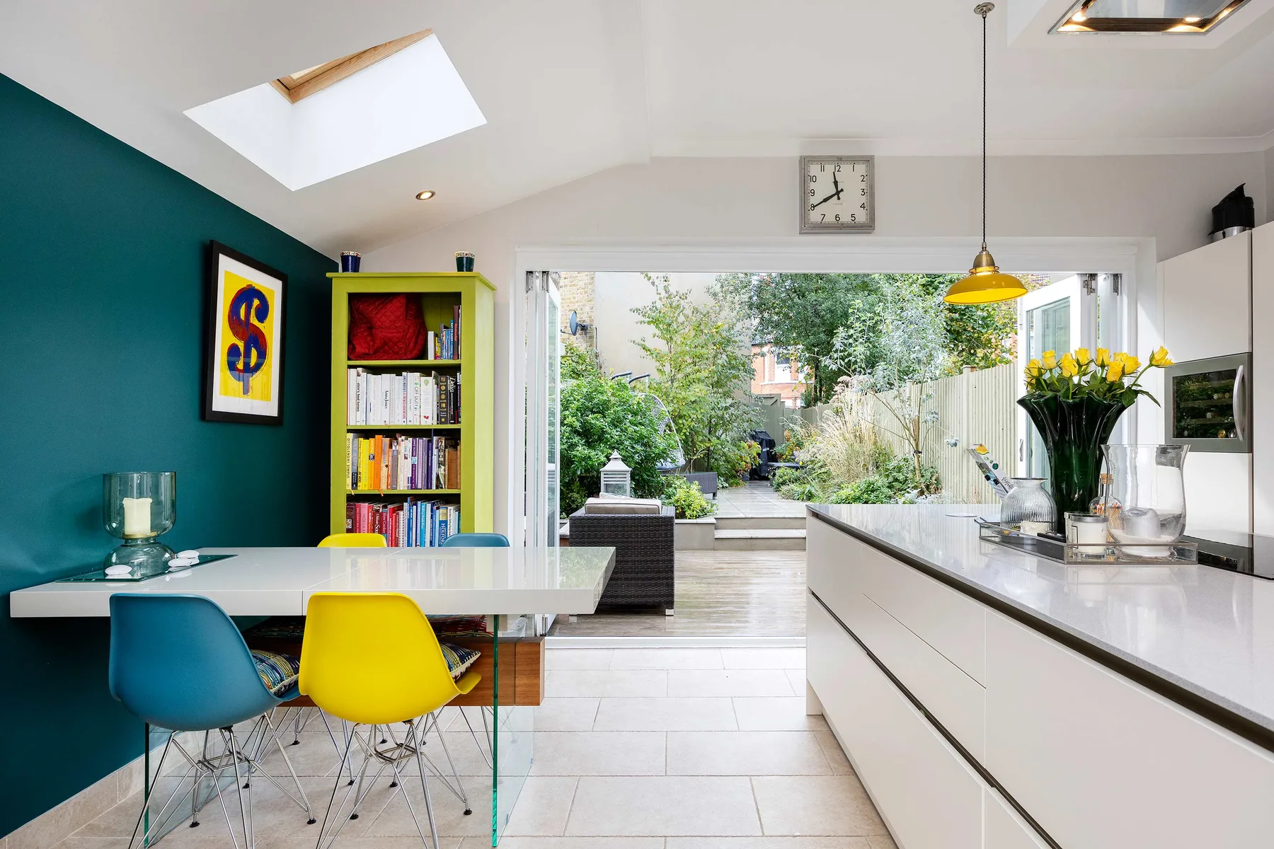 Una luminosa cocina-comedor de planta abierta se abre a un jardín frondoso.