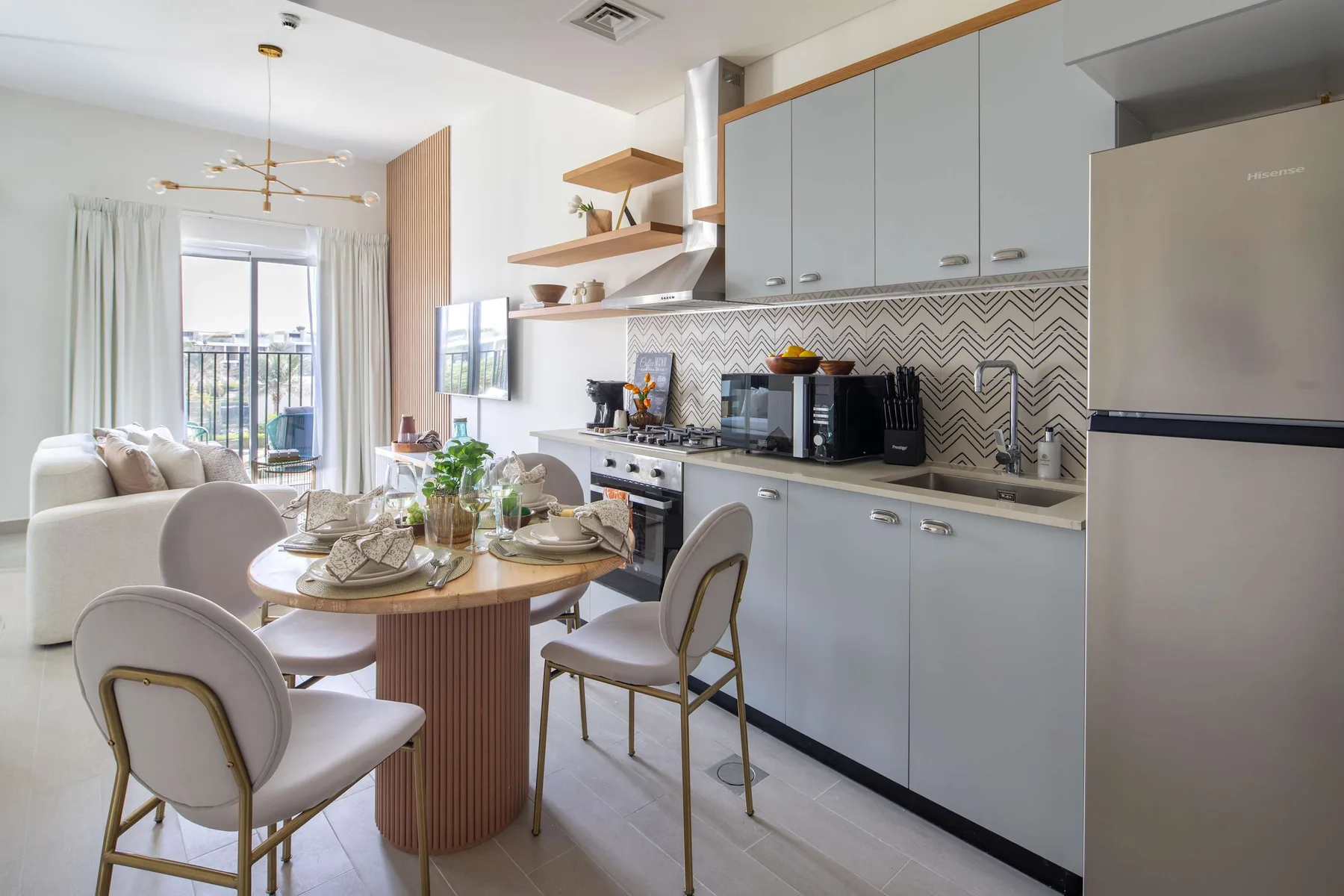 Una luminosa cocina-comedor abierta con una mesa junto a la zona de estar.