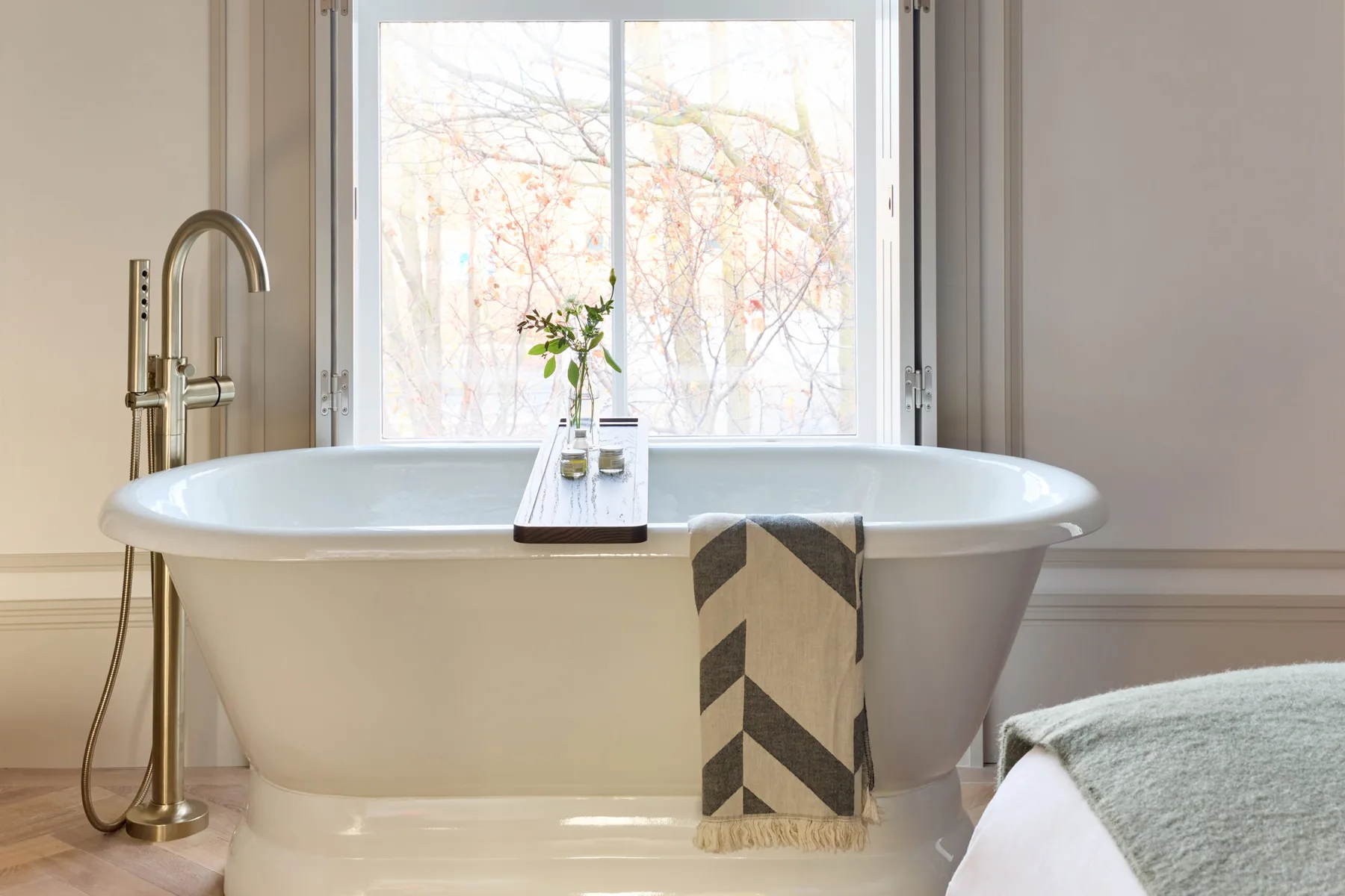 Bañera exenta en la suite Royal Gala.