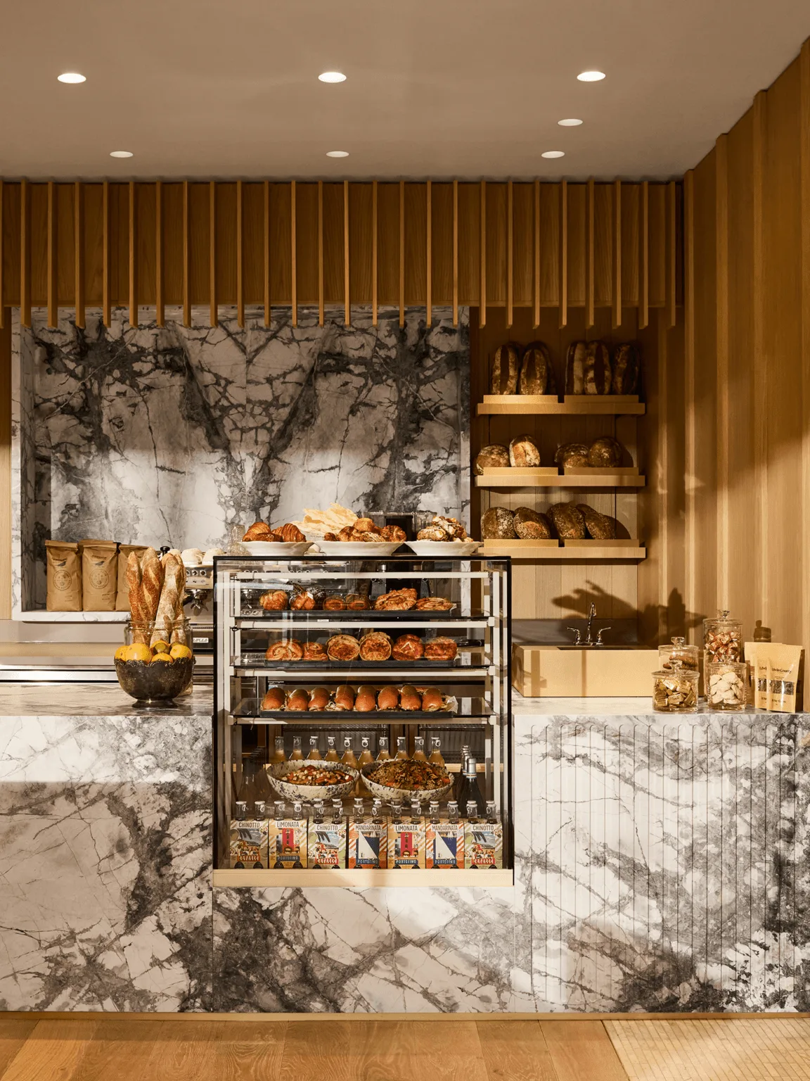 Puesto de productos de panadería en The Counter Bar.