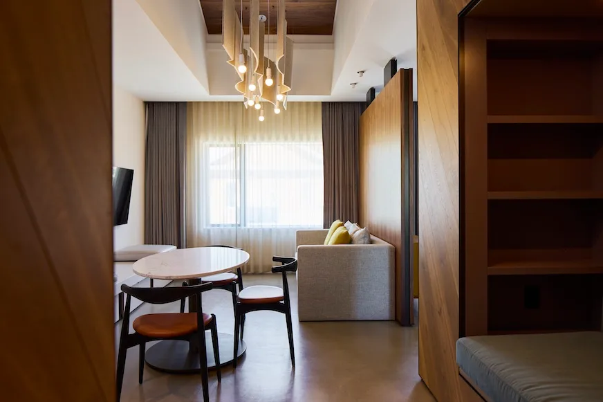 Zona de estar de una habitación.