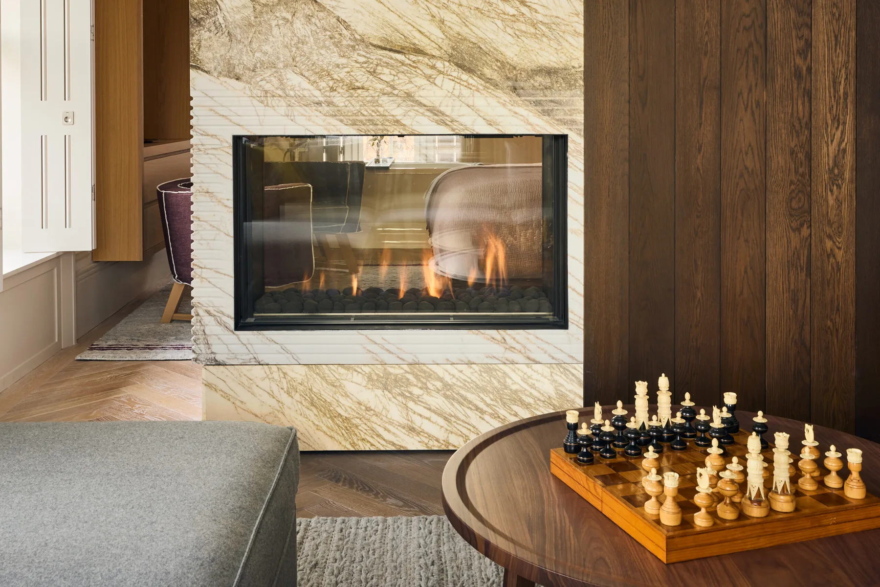 Chimenea y mesa de ajedrez en la suite Royal Gala.