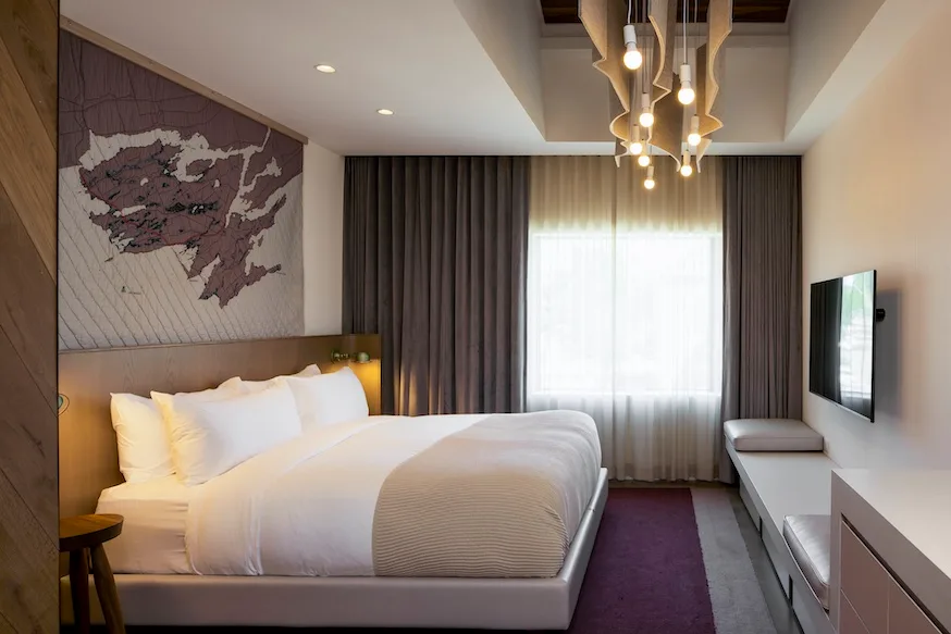 Habitación con cama e iluminación decorativa.
