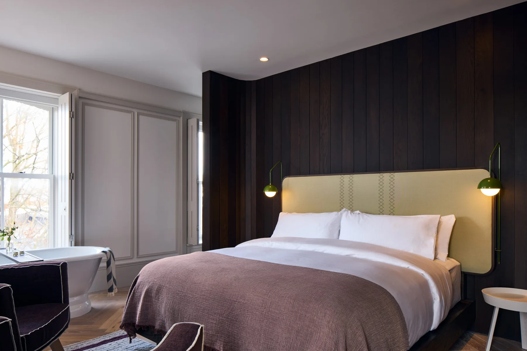 Cama king y bañera exenta en la suite Royal Gala.