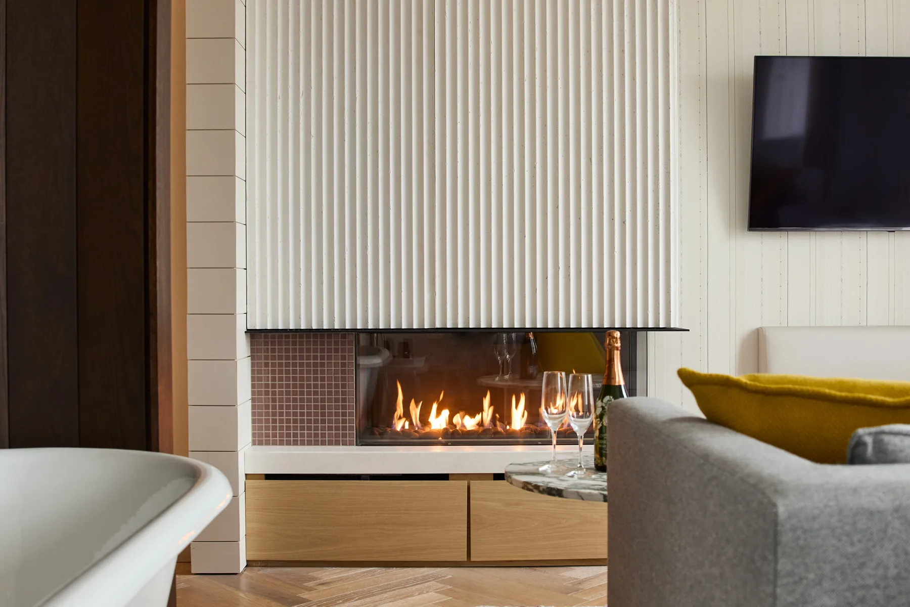 Chimenea y asientos en la habitación Empire.